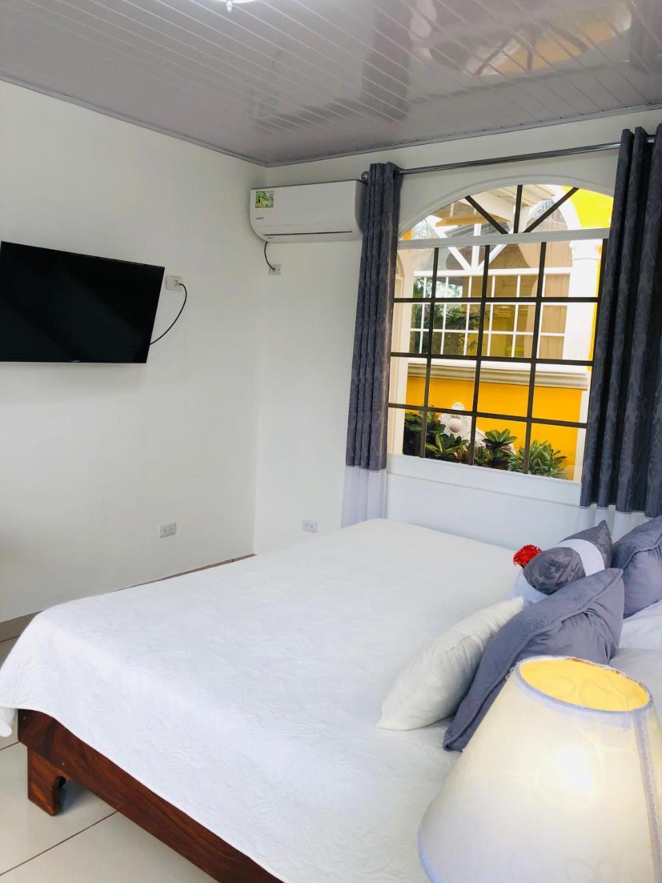 Hotel Andrea Neily Bagian luar foto